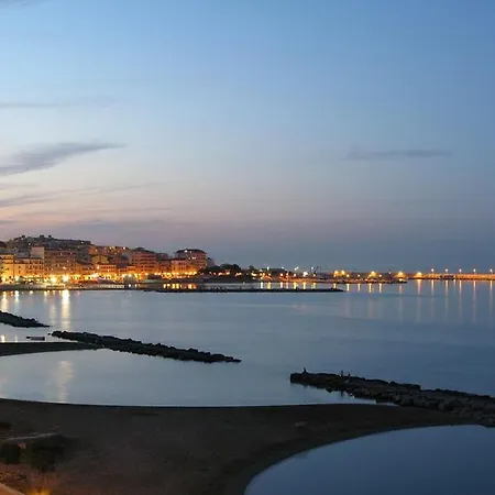 Holiday home Casa Vacanze Lungomare 30 Mt Dal Mare *