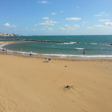 Holiday home Casa Vacanze Lungomare 30 Mt Dal Mare *